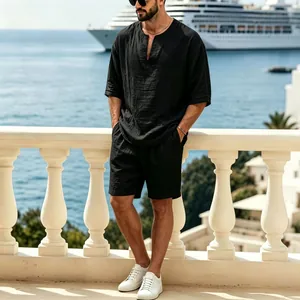 Modelo luce conjunto de lino negro con cuello en V en un resort soleado frente al mar.