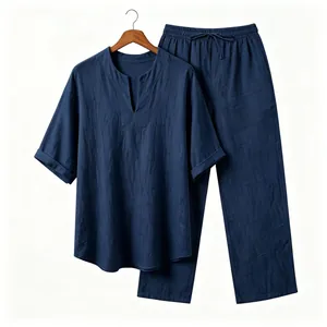 Vista dettagliata del set estivo in lino blu navy da uomo con top a V e pantaloni