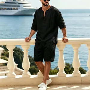 Elegante conjunto de lino negro para hombre con top de cuello V y pantalones. (83 chars)