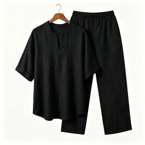 Vista dettagliata del completo in lino nero da uomo con scollo a V e pantaloni dritti