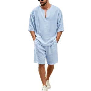 Conjunto de lino azul claro para hombre con top de cuello en V y shorts de vacaciones