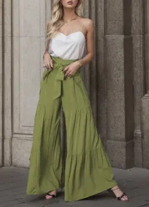 Vista dettagliata dei pantaloni larghi a balze verde oliva con vita alta annodata chic