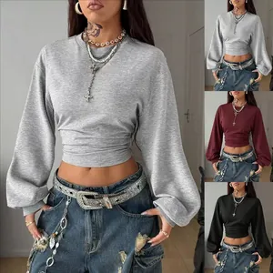 Haut court à manches longues Y2K avec taille froncée disponible en plusieurs couleurs