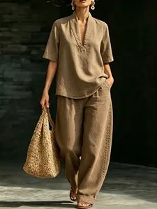 Conjunto minimalista de lino caqui con top escote en V y pantalones anchos