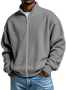 Dettaglio della giacca da uomo grigia in maglia a nido d'ape con zip per abbigliamento casual