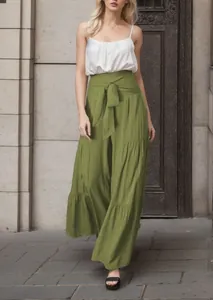Eleganti pantaloni a gamba larga verde oliva a vita alta con cintura e pieghe