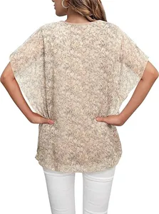 Gedetailleerd achteraanzicht van een casual bloemenprint blouse met vlindermouwen en een V-hals