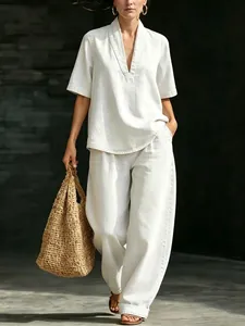 Vista completa del conjunto minimalista blanco para mujer con top en V y pantalón