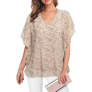 Detailopname van een bloemen blouse met V-hals, vlindermouwen en lichte stoftextuur