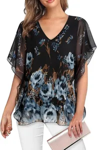 Detailopname van bloemen chiffon blouse met V-hals en elegante ruffelmouwen voor dames