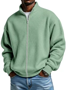 Dettaglio della giacca da uomo verde menta in maglia a nido d'ape con zip