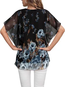 Achteraanzicht van een casual losse chiffon blouse met bloemenprint en vlindermouwen.