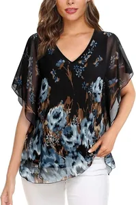 Detail van een losse blouse met V-hals, blauwe bloemenprint en doorschijnende vlindermouwen.
