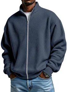 Dettaglio della trama a nido d'ape blu navy di questa giacca da uomo con collo alto