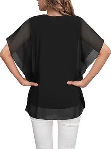 Achteraanzicht van een losse zwarte chiffon blouse met elegante transparante vlindermouwen