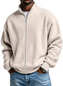 Vista dettagliata della giacca da uomo in maglia a nido d'ape color crema con collo alto e zip