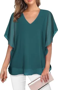 Detail van groenblauwe chiffon blouse met ruchesmouwen en een elegante V-halslijn