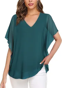 Detail van een blauwgroene chiffon blouse met V-hals en elegante vlindermouwen