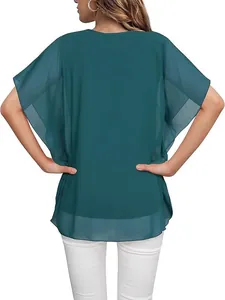 Achteraanzicht van een losse donkerblauwe chiffon blouse met elegante, soepele vlindermouwen.
