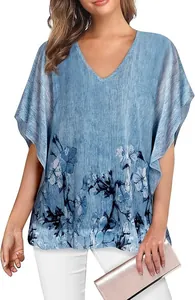 Gedetailleerde close-up van blauwe blouse met V-hals en elegante bloemenprint mouwen