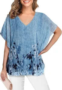 Details van de elegante V-hals en bloemenprint op deze blauwe blouse met fladderende mouwen.