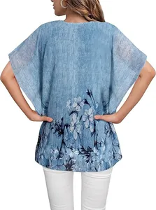 Achteraanzicht detail van een casual lichtblauwe damesblouse met bloemenprint en mouwen