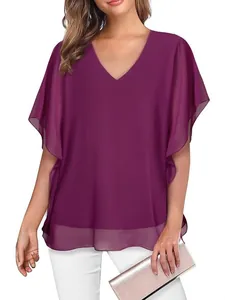 Detailweergave van paarse chiffon blouse met V-hals en elegante ruchesmouwen