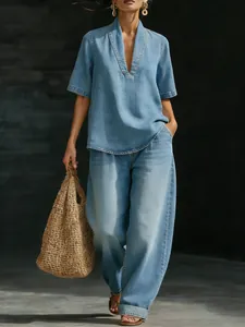 Modelo con conjunto azul minimalista de escote en V y pantalón ancho con bolso paja.