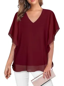 Vooraanzicht van een elegante losse bordeauxrode chiffon blouse met V-hals en ruffels