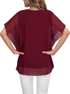 Achteraanzicht van elegante bordeauxrode chiffon blouse met vlindermouwen en dubbele zoom
