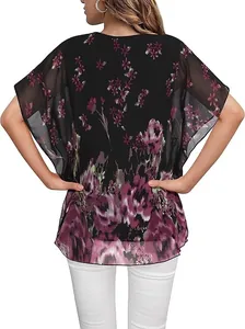 Gedetailleerd achteraanzicht van een zwarte bloemen chiffon blouse met fladder mouwen