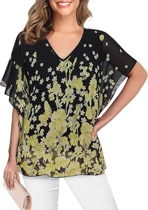 Detail van een bloemenblouse met V-hals en elegante vlindermouwen met ruches voor dames.