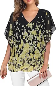 Detail van de elegante bloemen chiffon blouse met V-hals en stijlvolle vlindermouwen