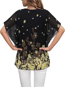 Gedetailleerd achteraanzicht van een casual chiffon damesblouse met bloemenprint en vlindermouwen