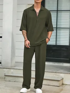 Completo casual da uomo verde oliva testurizzato con camicia a maniche corte e pantaloni