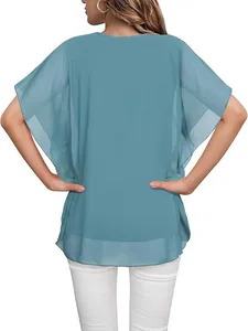 Damesblouse van chiffon in groenblauw, achteraanzicht met vlindermouwen en dubbele zoom