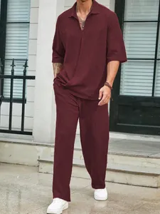 Completo casual da uomo in 2 pezzi con camicia a maniche corte e pantaloni bordeaux tinta unita.