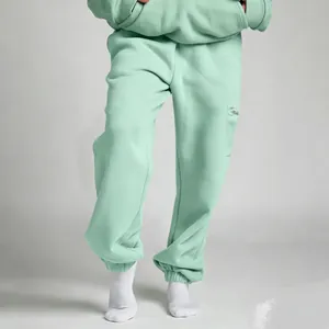 Λεπτομέρεια από μέντα πράσινο fleece παντελόνι φόρμας με ελαστικές μανσέτες και τσέπη.