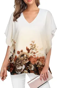 Gedetailleerd overzicht van elegante damesblouse met V-hals, bloemenprint en vlindermouwen
