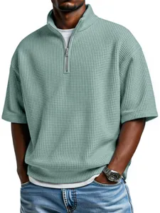 Vue détaillée du polo pour homme en maille gaufrée avec demi-fermeture éclair en vert sauge