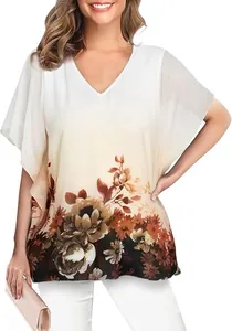 Gedetailleerd overzicht van elegante damesblouse met V-hals, bloemenprint en vlindermouwen