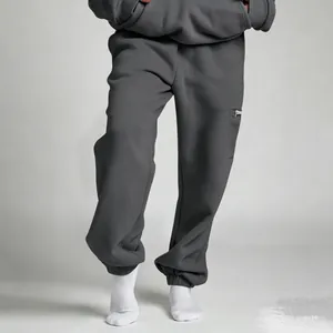 Λεπτομερής προβολή γκρι oversized joggers με ελαστικό ρεβέρ και πλαϊνή τσέπη με φερμουάρ.