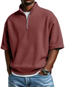 Détail d'un polo pour homme en maille gaufrée bordeaux avec demi-fermeture éclair.