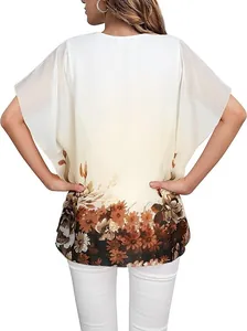 Achteraanzicht van een elegante witte damesblouse met bruine bloemenprint op de zoom