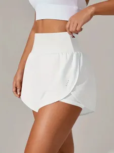 Dettaglio pantaloncini sportivi 2 in 1 bianchi a vita alta per yoga e corsa veloce