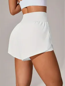 Dettaglio posteriore di pantaloncini da yoga bianchi a vita alta due in uno da donna