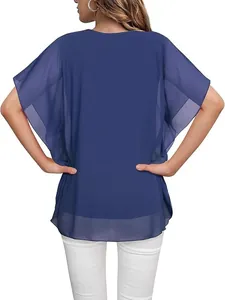 Gedetailleerd achteraanzicht van een blauwe chiffon blouse met soepele rufflemouwen
