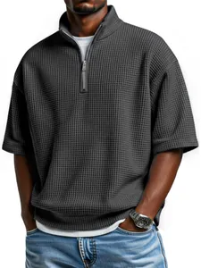 Vue détaillée d'un polo pour homme en maille gaufrée avec demi-fermeture éclair