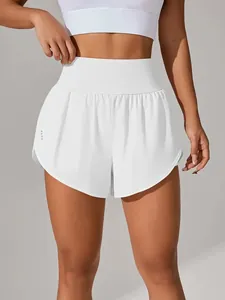 Dettaglio frontale dei pantaloncini sportivi bianchi a vita alta due-in-uno da donna