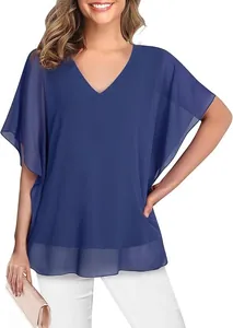 Elegante dames chiffon blouse met V-hals en vlindermouwen in marineblauw op het model